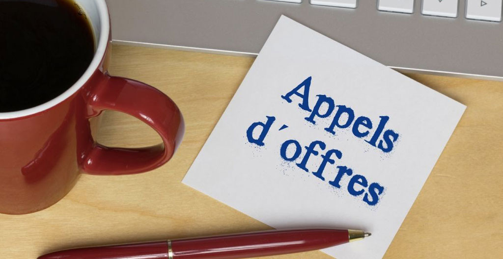 Illustration isométrique en 3D montrant trois postes de travail représentant le développement web, l'infogérance et la cybersécurité, symbolisant la diversité des prestations informatiques.